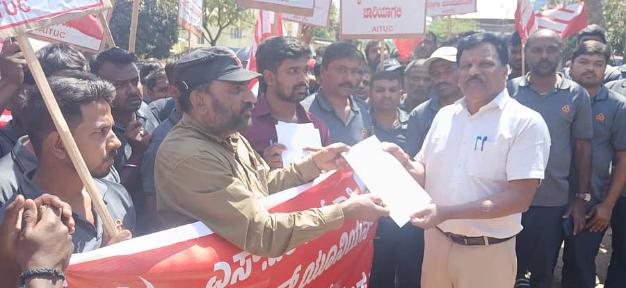 ಕೇಂದ್ರದ ಕಾರ್ಮಿಕ ವಿರೋಧಿ ನೀತಿಯನ್ನು ಖಂಡಿಸಿ ಕುಶಾಲನಗರದಲ್ಲಿ ಗುರುವಾರ ವಿವಿಧ ಕಾರ್ಮಿಕ ಸಂಘಟನೆಗಳು ತಾಲ್ಲೂಕು ತಹಶೀಲ್ದಾರ್ ಕಿರಣ್ ಜಿ.ಗೌರಯ್ಯ ಅವರಿಗೆ ಮನವಿ ಸಲ್ಲಿಸಿದರು