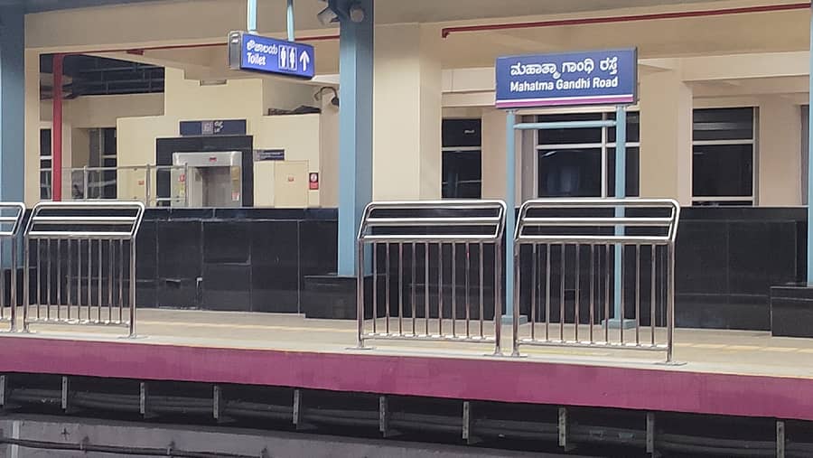 ನಮ್ಮ ಮೆಟ್ರೊ ನೇರಳೆ ಮಾರ್ಗದ ಎಂ.ಜಿ. ರಸ್ತೆ ನಿಲ್ದಾಣದಲ್ಲಿ ಸ್ಟೀಲ್‌ ಬ್ಯಾರಿಕೇಡ್‌ಗಳನ್ನು ಅಳವಡಿಸಿರುವುದು