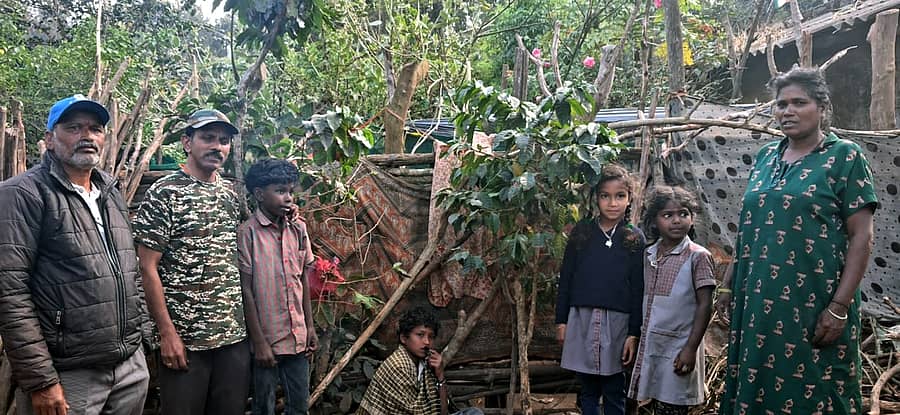 ಯಳಂದೂರು ತಾಲ್ಲೂಕಿನ ಬಿಳಿಗಿರಿಬೆಟ್ಟದ ಮಕ್ಕಳ ಹಾಡಿಗಳಿಗೆ ವಿಜಿಕೆಕೆ ಶಾಲೆಯ ಮುಖ್ಯ ಶಿಕ್ಷಕ ಸುಂದರೇಶ್ ಮತ್ತು ಶಿಕ್ಷಕರು ಭೇಟಿ ನೀಡಿ ಪೋಷಕರೊಡನೆ ಚರ್ಚಿಸಿದರು.