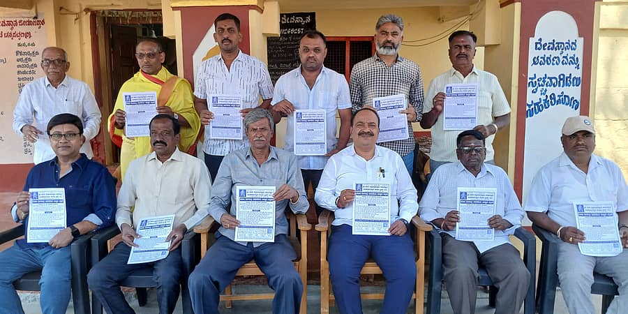 ಚನ್ನಪಟ್ಟಣದ ಶ್ರೀ ಕಾಶಿ ವಿಶ್ವನಾಥ ದೇವಸ್ಥಾನದಲ್ಲಿ ನಡೆಯುವ ಮಹಾಶಿವರಾತ್ರಿ ಪ್ರಯುಕ್ತ ವಿವಿಧ ಕಾರ್ಯಕ್ರಮಗಳ ಕರಪತ್ರವನ್ನು ದೇವಸ್ಥಾನ ಜೀರ್ಣೋದ್ಧಾರ ಸೇವಾ ಟ್ರಸ್ಟ್ ಅಧ್ಯಕ್ಷ ರಾಂಪುರ ರಾಜಣ್ಣ ಹಾಗೂ ಟ್ರಸ್ಟ್ ಪದಾಧಿಕಾರಿಗಳು ಪ್ರದರ್ಶಿಸಿದರು