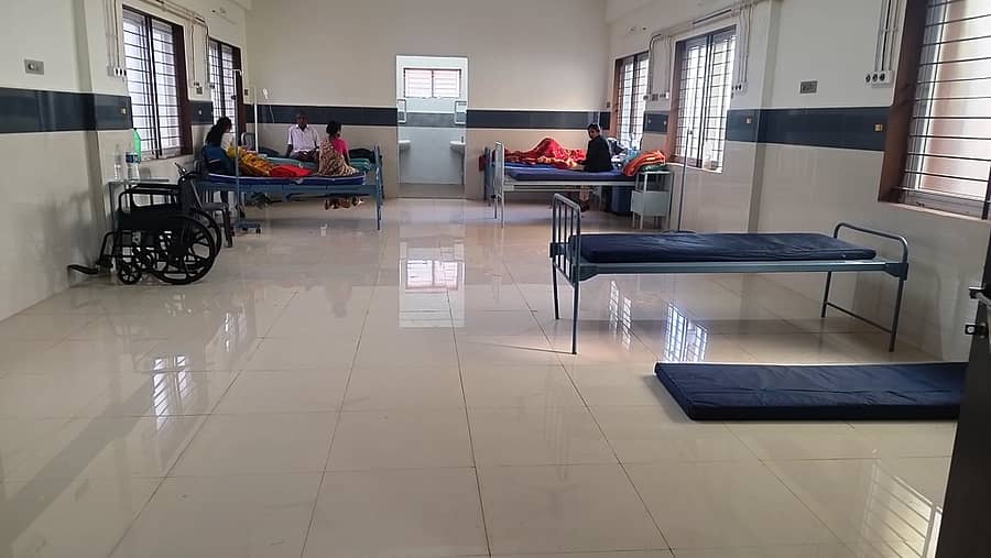 ಬಾಳೆಹೊನ್ನೂರು ಸಮೀಪದ ಜಯಪುರ ಸಮುದಾಯ ಆಸ್ಪತ್ರೆಯಲ್ಲಿ ಹಾಸಿಗೆ ಪೂರೈಕೆ ಇಲ್ಲದೆ ಅರ್ಧ ಕೊಠಡಿ ಖಾಲಿಯಿರುವುದು