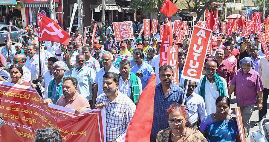 ಮೈಸೂರಿನ ಗಾಂಧಿ ವೃತ್ತದ ಬಳಿ ಅಖಿಲ ಭಾರತ ಸಾರ್ವತ್ರಿಕ ಮುಷ್ಕರ ಬೆಂಬಲಿಸಿ ನೂರಾರು ಕಾರ್ಮಿಕರು ಪ್ರತಿಭಟನಾ ರ್‍ಯಾಲಿ ನಡೆಸಿದರು ಪ್ರಜಾವಾಣಿ ಚಿತ್ರ