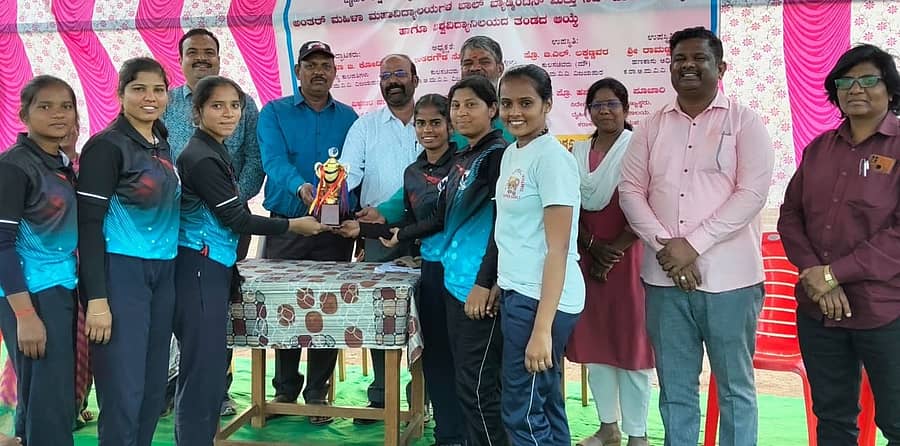 ವಿಜಯಪುರದಲ್ಲಿ ನಡೆದ ಅಂತರ್ ಮಹಿಳಾ ಮಹಾವಿದ್ಯಾಲಯಗಳ ಬಾಲ್ ಬ್ಯಾಡ್ಮಿಂಟನ್ ಪಂದ್ಯಾವಳಿಯಲ್ಲಿ ಪ್ರಥಮ ಸ್ಥಾನ ಪಡೆದ ಮಹಿಳಾ ವಿಶ್ವವಿದ್ಯಾಲಯದ ದೈಹಿಕ ಶಿಕ್ಷಣ ಅಧ್ಯಯನ ಮತ್ತು ಕ್ರೀಡಾ ವಿಜ್ಞಾನ ವಿಭಾಗದ ತಂಡಗಳಿಗೆ ಬಹುಮಾನ ವಿತರಿಸಲಾಯಿತು