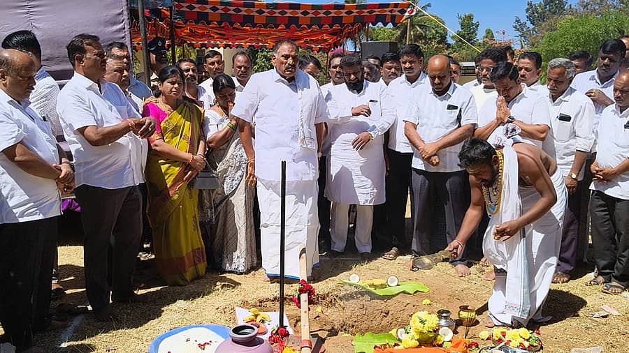 ಅರಸೀಕೆರೆಯಲ್ಲಿ ಗುರುವಾರ ಒಳಾಂಗಣ ಕ್ರೀಡಾಂಗಣ ನಿರ್ಮಾಣಕ್ಕೆ ಶಾಸಕ ಕೆ.ಎಂ. ಶಿವಲಿಂಗೇಗೌಡ ಭೂಮಿಪೂಜೆ ನೆರವೇರಿಸಿದರು