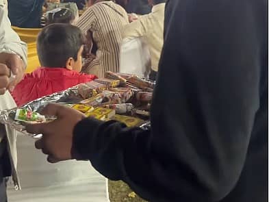 <div class="paragraphs"><p>ತಂಬಾಕು ಪದಾರ್ಥಗಳನ್ನು ನೀಡುತ್ತಿರುವುದು</p></div>