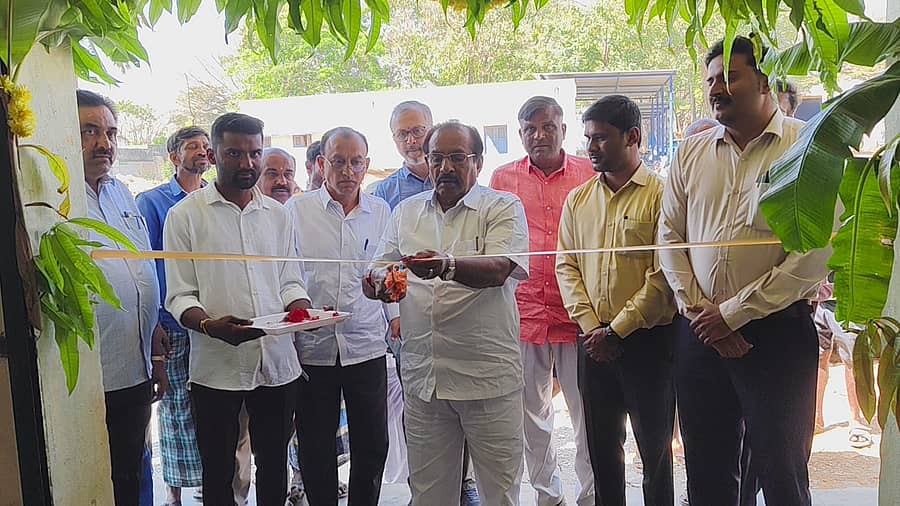 ತಿಪಟೂರು ಕೃಷಿ ಉತ್ಪನ್ನ ಮಾರುಕಟ್ಟೆ ಸಮಿತಿ ಆವರಣದಲ್ಲಿ ಕನಿಷ್ಠ ಬೆಂಬಲ ಬೆಲೆ ಯೋಜನೆಯಡಿ ರೈತರಿಂದ ರಾಗಿ ಖರೀದಿ ಕೇಂದ್ರಕ್ಕೆ ಶಾಸಕ ಕೆ.ಷಡಕ್ಷರಿ ಚಾಲನೆ ನೀಡಿದರು