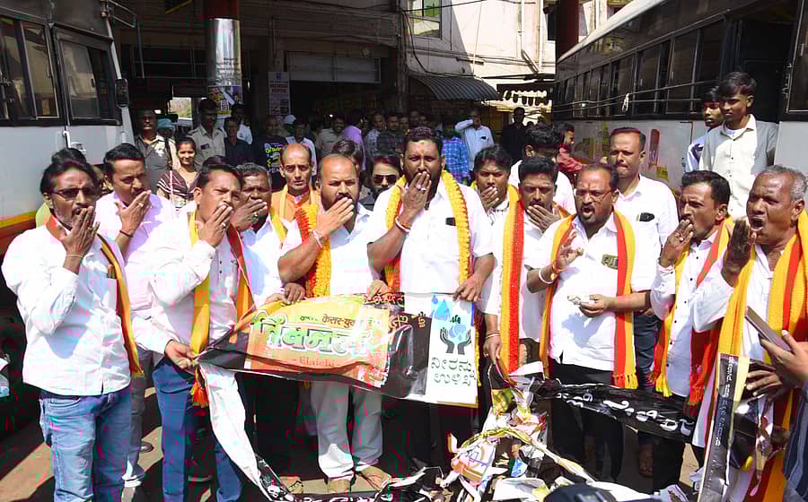 ಗುಟಕಾ, ತಂಬಾಕು ಹಾಗೂ ಸಿಗರೇಟ್ ಉತ್ಪನ್ನಗಳ ಜಾಹೀರಾತು ಪೋಸ್ಟರ್‌ಗಳನ್ನು ಕೆಕೆಆರ್‌ಟಿಸಿ ಬಸ್‌ಗಳ ಮೇಲೆ ಅಂಟಿಸಿರುವುದನ್ನು  ವಿರೋಧಿಸಿ ಕನ್ನಡ ಸೇನೆಯ ಕಾರ್ಯಕರ್ತರು ಬೀದರ್ ಕೇಂದ್ರ ಬಸ್‌ ನಿಲ್ದಾಣದಲ್ಲಿ ಗುರುವಾರ ಪ್ರತಿಭಟನೆ ನಡೆಸಿದರು