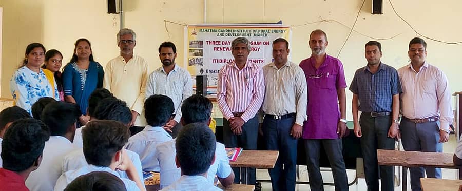 ತೀರ್ಥಹಳ್ಳಿಯ ಸರ್ಕಾರಿ ಐಟಿಐ ಕಾಲೇಜಿನಲ್ಲಿ ನವೀಕರಿಸಬಹುದಾದ ಇಂಧನಗಳ ಕುರಿತು ವಿಚಾರ ಸಂಕಿರಣ ನಡೆಯಿತು.