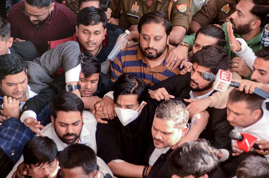 ಕಾನ್ಪುರ ಸ್ಥಳೀಯ ನ್ಯಾಯಾಲಯದಿಂದ ಜಾಮೀನು ಮಂಜೂರಾದ ನಂತರ ವಕೀಲರ ಜೊತೆ ತೆರಳುತ್ತಿರುವ ಆರೋಪಿ ಶಿವಂ ಮಿಶ್ರಾ