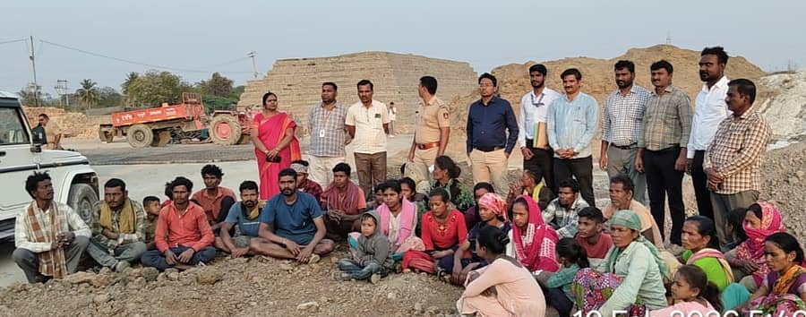 ಇಳಕಲ್ ತಾಲ್ಲೂಕಿನ ಸಂಕ್ಲಾಪೂರ ಗ್ರಾಮದ ಹತ್ತಿರ ಇಟ್ಟಂಗಿಭಟ್ಟಿಯಲ್ಲಿ ಜೀತಕ್ಕಿದ್ದ 5 ಬಾಲಕಾರ್ಮಿಕರು, 20 ಕಾರ್ಮಿಕರು, 9 ಮಕ್ಕಳು ಸೇರಿ 34 ಜನರನ್ನು ಕಾರ್ಮಿಕ ಇಲಾಖೆ ಅಧಿಕಾರಿಗಳು, ತಹಶೀಲ್ದಾರ್ ಹಾಗೂ ಪೊಲೀಸರು ಜೀತಮುಕ್ತ ಮಾಡಿದರು.