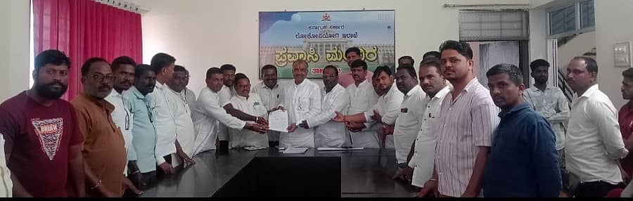  ತಾಳಿಕೋಟೆ: ಪಟ್ಟಣದಲ್ಲಿ ಪ್ರಜಾಸೌಧ ಕಟ್ಟಡ ನಿರ್ಮಾಣಕ್ಕೆ ಆಯ್ಕೆ ಮಾಡಿದ  ಸ್ಥಳ ಪಟ್ಟಣದಿಂದ 4 ಕೀ ಮೀ ದೂರ ಇದ್ದು  ಅದನ್ನು ರದ್ದುಗೊಳಿಸಿ ಪಟ್ಟಣದಲ್ಲಿಯೇ ಸ್ಥಳ ಆಯ್ಕೆ ಮಾಡಲು ಅಧಿಕಾರಿಗಳಿಗೆ ಸೂಚಿಸಬೇಕೆಂದು ತಾಲ್ಲೂಕು  ಹೋರಾಟ ಸಮಿತಿ ಪದಾಧಿಕಾರಿಗಳು ದೇವರ ಹಿಪ್ಪರಗಿ ಶಾಸಕ  ಭೀಮನಗೌಡ (ರಾಜುಗೌಡ) ಪಾಟೀಲರಿಗೆ  ಗುರುವಾರ ಮನವಿ ಸಲ್ಲಿಸಿದರು.