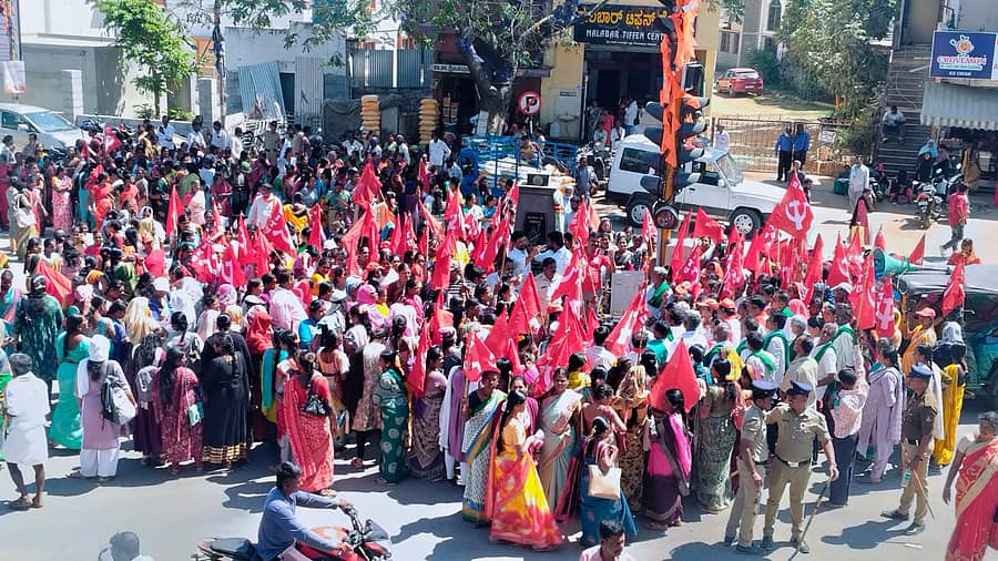 ಕೇಂದ್ರ ಸರ್ಕಾರದ ಕಾರ್ಮಿಕ ವಿರೋಧಿ ನೀತಿ ವಿರೋಧಿಸಿ ಗೌರಿಬಿದನೂರಿನಲ್ಲಿ ಸಿಐಟಿಯು ವತಿಯಿಂದ ಗುರುವಾರ ಪ್ರತಿಭಟನೆ ನಡೆಸಲಾಯಿ