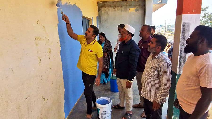 <div class="paragraphs"><p>ಚನ್ನಪಟ್ಟಣದ ಟಿಪ್ಪುನಗರ ಸರ್ಕಾರಿ ಪ್ರೌಢಶಾಲೆಗೆ ಸ್ವತಃ ಕುಂಚ ಹಿಡಿದು ಬಣ್ಣ ಬಳಿಯುತ್ತಿರುವ ಚನ್ನಪಟ್ಟಣ ತಹಶೀಲ್ದಾರ್ ಬಿ.ಎನ್.ಗಿರೀಶ್</p></div>