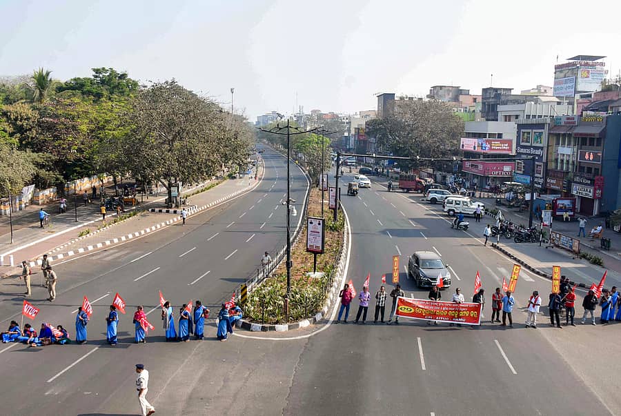 ಒಡಿಶಾದ ಭುವನೇಶ್ವರದಲ್ಲಿ ಕಾರ್ಮಿಕರು ರಸ್ತೆ ತಡೆ ಮಾಡಿ ಪ್ರತಿಭಟನೆ ಮಾಡಿದರು–ಪಿಟಿಐ ಚಿತ್ರ
