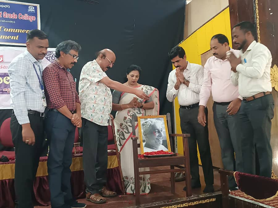ನಗರದ ಟಿಎಂಎಸ್ ಕಾಲೇಜು ಸಭಾಂಗಣದಲ್ಲಿ ನಡೆದ ವಿಶೇಷ ಉಪನ್ಯಾಸ ಕಾರ್ಯಕ್ರಮದಲ್ಲಿ ಎಲ್.ಎನ್. ಮುಕುಂದರಾಜ್ ಅವರು ಕುವೆಂಪು ಭಾವಚಿತ್ರಕ್ಕೆಪುಷ್ಪ ನಮನ ಸಲ್ಲಿಸಿದರು