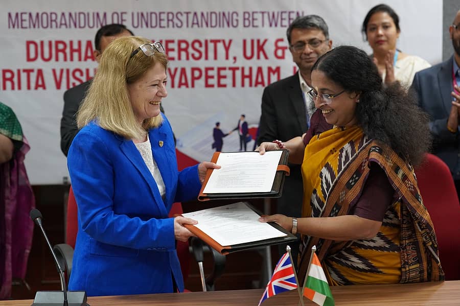 ‘ಇಂಧನ ಸ್ಥಿತಿ ಸ್ಥಾಪಕತ್ವ ಮತ್ತು ಡಿ–ಕಾರ್ಬೊನೈಸೇಶನ್‌’ ಕೇಂದ್ರಿತವಾಗಿ ಜಂಟಿ ಉತ್ಕೃಷ್ಟತಾ ಕೇಂದ್ರ ಸ್ಥಾಪಿಸಲು ಇಂಗ್ಲೆಂಡ್‌ನ ಡರ್ಹ್ಯಾಮ್‌ ವಿಶ್ವವಿದ್ಯಾಲಯದ ಕುಲಪತಿ ಕ್ಲೇರ್ ಓ ಮ್ಯಾಲಿ ಮತ್ತು ಅಮೃತ ವಿಶ್ವವಿದ್ಯಾಪೀಠಂ ಕುಲಪತಿ ಮನೀಷಾ ವಿನೋದಿನಿ ರಮೇಶ್ ಅವರು ಒಪ್ಪಂದ ಪತ್ರವನ್ನು ಪರಸ್ಪರ ವಿನಿಮಯ ಮಾಡಿಕೊಂಡರು