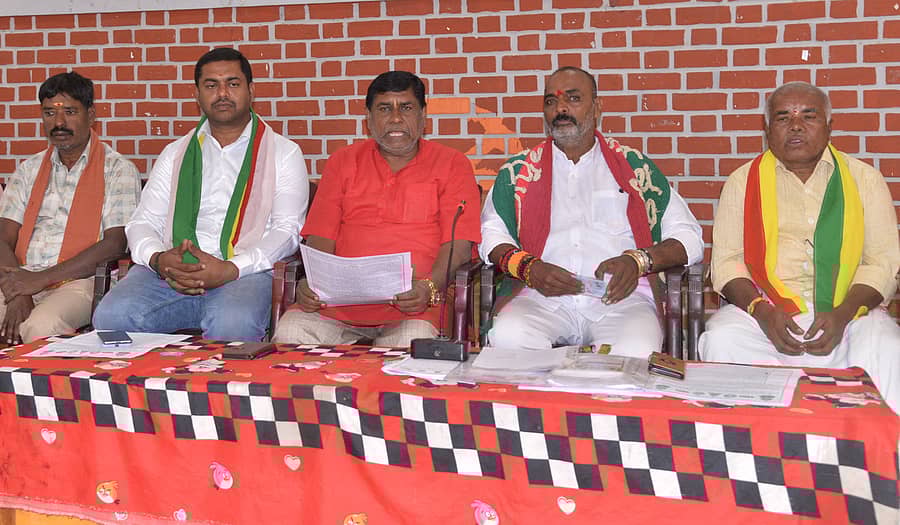 ಕೋಲಾರದಲ್ಲಿ ಪತ್ರಿಕಾಗೋಷ್ಠಿಯಲ್ಲಿ ಕರ್ನಾಟಕ ಪ್ರದೇಶ ಅಸಂಘಟಿತ ಕಾರ್ಮಿಕ ಪರಿಷತ್‌ ರಾಜ್ಯ ಅಧ್ಯಕ್ಷ ಕೆ.ವಿ.ಸುರೇಶ್‌ ಕುಮಾರ್‌, ಅಡುಗೆ ಕೆಲಸಗಾರರ ಹಾಗೂ ಸಹಾಯಕ ಕಾರ್ಮಿಕರ ಕ್ಷೇಮಾಭಿವೃದ್ಧಿ ಯೂನಿಯನ್‌ ರಾಜ್ಯ ಪ್ರಧಾನ ಕಾರ್ಯದರ್ಶಿ ಬಿ.ಎಸ್‌.ರಮೇಶ್‌ ಬಾಬು ಮಾತನಾಡಿದರು
