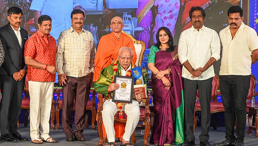 ಜೀ ಕನ್ನಡ ನ್ಯೂಸ್ ಆಯೋಜಿಸಿದ್ದ ಕಾರ್ಯಕ್ರಮದಲ್ಲಿ ಬಿ.ಎಸ್.ಯಡಿಯೂರಪ್ಪ ಅವರಿಗೆ ಜೀವಮಾನ ಸಾಧನೆಗಾಗಿ ಜೀ ಕನ್ನಡ ನ್ಯೂಸ್‌ ಸಾಧಕರ ಪ್ರಶಸ್ತಿ–2026 ನೀಡಿ ಗೌರವಿಸಲಾಯಿತು. ಎಸ್. ರವಿ, ಎಸ್. ನಾರಾಯಣ್, ಪಿ.ಎಂ. ನರೇಂದ್ರಸ್ವಾಮಿ, ನಿರ್ಮಲಾನಂದನಾಥ ಸ್ವಾಮೀಜಿ, ಪೂಜಾ ಗಾಂಧಿ, ರಹೀಂ ಖಾನ್ ಮತ್ತು ಪ್ರಮೋದ್ ಶೆಟ್ಟಿ ಉಪಸ್ಥಿತರಿದ್ದರು. ಪ್ರಜಾವಾಣಿ ಚಿತ್ರ