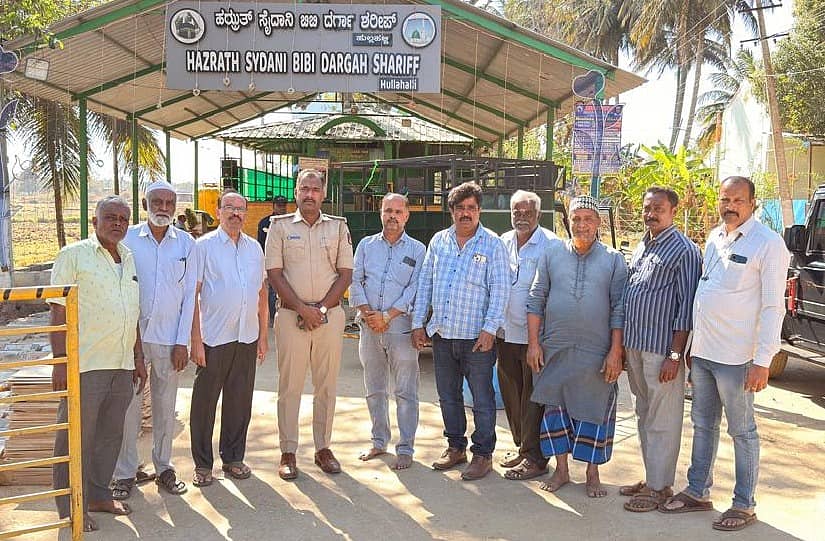 ನಂಜನಗೂಡು ತಾಲ್ಲೂಕಿನ ಬೆಳಲೆಯಲ್ಲಿ ನಡೆಯುವ ಹಿಂದೂ, ಮುಸ್ಲಿಂ ಭಾವೈಕ್ಯತೆಗೆ ಹೆಸರಾದ ಹಜರತ್ ಸೈದಾನಿ ಬೀ ಮಾ ದರ್ಗಾದಲ್ಲಿ ಸಿದ್ಧತೆ ಪರಿಶೀಲಿಸಿದ ಪೊಲೀಸ್‌ ಅಧಿಕಾರಿಯೊಂದಿಗೆ ಮುಖಂಡರು