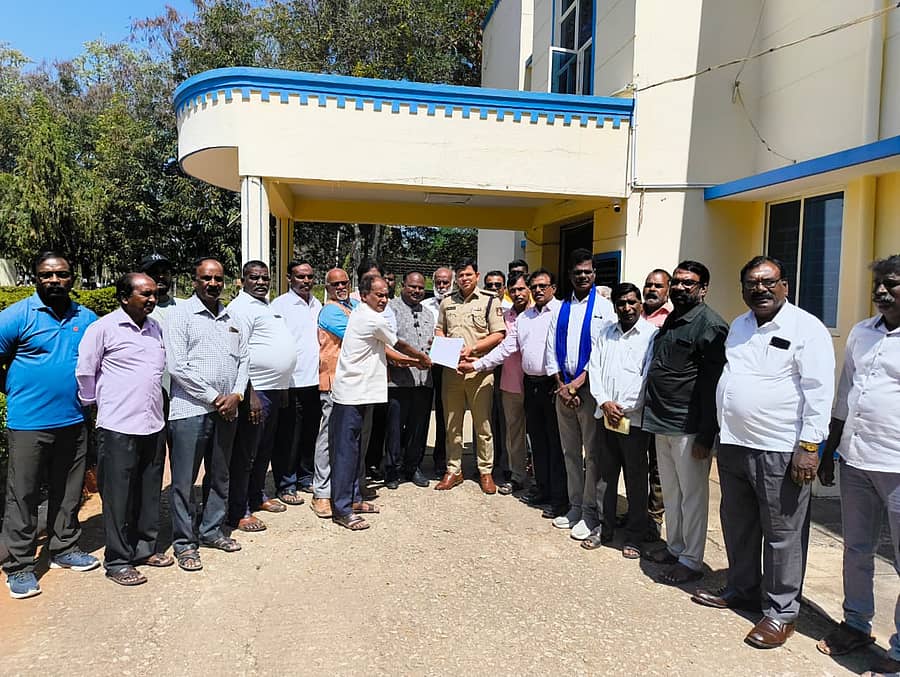 ಕೆಜಿಎಫ್‌ ಸೇವ್‌ ಸಮಿತಿ ಸದಸ್ಯರು ಗುರುವಾರ ಜಿಲ್ಲಾ ಪೊಲೀಸ್‌ ವರಿಷ್ಠಾಧಿಕಾರಿ ಶಿವಾಂಶು ರಜಪೂತ್‌ ಅವರನ್ನು ಭೇಟಿ ಮಾಡಿ ಮನವಿ ಸಲ್ಲಿಸಿದರು