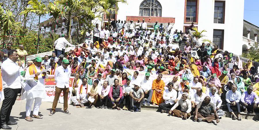 ಶರಾವತಿ ಪಂಪ್ಡ್ ಸ್ಟೋರೇಜ್ ಯೋಜನೆ ವಿರೋಧಿಸಿ ಮಂಗಳವಾರ ಶಿವಮೊಗ್ಗ ಜಿಲ್ಲಾಧಿಕಾರಿ ಕಚೇರಿ ಎದುರು ನಡೆದ ಪ್ರತಿಭಟನೆಯ ನೋಟ
