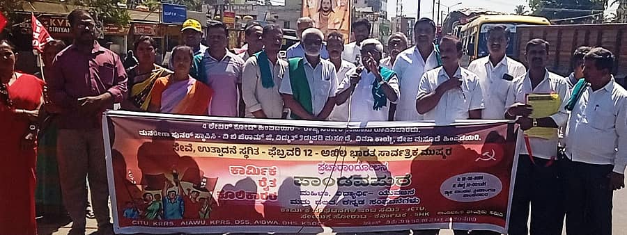 ಪಾಂಡವಪುರ ಪಟ್ಟಣದ ಐದು ದೀಪ ವೃತ್ತದಲ್ಲಿ ವಿವಿಧ ಬೇಡಿಕೆಗಳಿಗೆ ಆಗ್ರಹಿಸಿ ಸಿಐಟಿಯು ಮತ್ತು ರೈತ ಸಂಘ ಪ್ರತಿಭಟನೆ ನಡೆಸಿದವು. ಮುಖಂಡರಾದ ಎಂ.ಎಂ.ಶಿವಕುಮಾರ್, ಎ.ಎಲ್.ಕೆಂಪೂಗೌಡ, ಕೆನ್ನಾಳು ನಾಗರಾಜ, ಮಂಜುನಾಥ್, ರಘು ಇದ್ದಾರೆ.