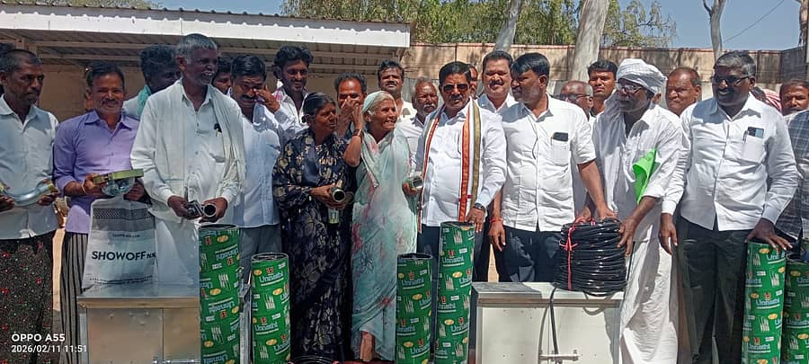 ಜಗಳೂರಿನಲ್ಲಿ ಶಾಸಕ ಬಿ. ದೇವೇಂದ್ರಪ್ಪ ಅವರು ಫಲಾನುಭವಿಗಳಿಗೆ ಪಂಪ್, ಮೋಟಾರ್‌ಗಳನ್ನು ಬುಧವಾರ ವಿತರಿಸಿದರು