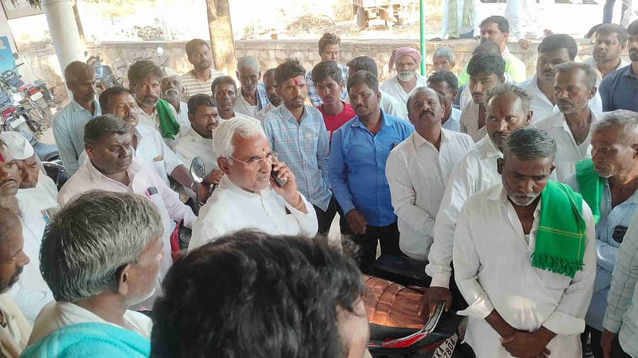 ಕೆರೂರ ಸಮೀಪದ ಫಕೀರಬೂದಿಹಾಳ ಗ್ರಾಮದಲ್ಲಿ ಗುರುವಾರ ಆಯೋಜಿಸಿದ್ದ ಗ್ಯಾರಂಟಿ ಯೋಜನೆಯ ಕುಂದು ಕೊರತೆ ಸಭೆಯಲ್ಲಿ ಶಾಸಕ ಜೆ.ಟಿ. ಪಾಟೀಲ ಜಿಲ್ಲಾಧಿಕಾರಿಗೆ ದೂರವಾಣಿ ಕರೆ ಮಾಡಿ ಅಧಿಕಾರಿಗಳ ವಿರುದ್ಧ ಕ್ರಮ ಕೈಗೊಳ್ಳುವಂತೆ ಸೂಚಿಸಿದರು