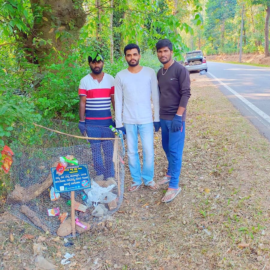 ಮೂಡಿಗೆರೆ ತಾಲ್ಲೂಕಿನಲ್ಲಿ ಹಾಸನದ ‘ಬೇರುಭೂಮಿ’ ತಂಡದ‌ ಯುವಕರು ಪಾದಯಾತ್ರಿಗಳಿಗಾಗಿ ಕಸದ‌ಬುಟ್ಟಿ ಅಳವಡಿಸಿರುವುದು