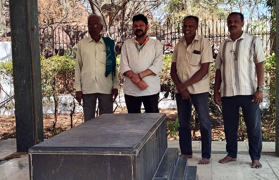 ಚನ್ನಪಟ್ಟಣ ತಾಲ್ಲೂಕಿನ ಕೆಂಗಲ್ ಆಂಜನೇಯಸ್ವಾಮಿ ದೇವಸ್ಥಾನ ಬಳಿ ಇರುವ ಕೆಂಗಲ್ ಹನುಮಂತಯ್ಯ ಅವರ ಸಮಾಧಿ ಬಳಿ ಜಯ ಕರ್ನಾಟಕ ಸಂಘಟನೆ ಅಧ್ಯಕ್ಷ ಕುಮಾರಸ್ವಾಮಿ ಪತ್ರಿಕಾಗೋಷ್ಠಿ ನಡೆಸಿ ಮಾತನಾಡಿದರು. ರೈತ ಸಂಘದ ಜಿಲ್ಲಾಧ್ಯಕ್ಷ ಕೆ.ಮಲ್ಲಯ್ಯ, ಶ್ರೀನಿವಾಸ್, ಪ್ರಕಾಶ್ ಇದ್ದರು