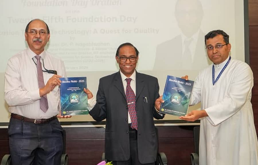 ವಾಮಂಜೂರಿನ ಸೇಂಟ್ ಜೋಸೆಫ್‌ ಎಂಜಿನಿಯರಿಂಗ್ ಕಾಲೇಜಿನ ಕಾಲೇಜಿನ ಶೈಕ್ಷಣಿಕ, ಸಂಶೋಧನಾ ಹಾಗೂ ಸಾಮಾಜಿಕ ಸಾಧನೆಗಳ ಗ್ರಂಥವನ್ನು ಪ್ರೊ.ಪಿ.ನಾಗಭೂಷಣ್ ಗುರುವಾರ ಬಿಡುಗಡೆ ಮಾಡಿದರು. ರಿಯೋ ಡಿಸೋಜ ಹಾಗೂ ಫಾ. ವಿಲ್ಫ್ರೆಡ್ ಪಿ ಡಿಸೋಜ ಭಾಗವಹಿಸಿದ್ದರು