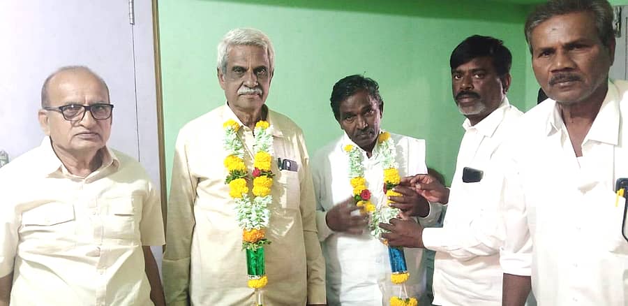 ನಾಯಕನಹಟ್ಟಿ ಪಟ್ಟಣದ ಗುರುತಿಪ್ಪೇರುದ್ರಸ್ವಾಮಿ ಪತ್ತಿನ ಸಹಕಾರ ಸಂಘಕ್ಕೆ ಗುರುವಾರ ನಡೆದ ಚುನಾವಣೆಯಲ್ಲಿ ಅವಿರೋಧವಾಗಿ ಆಯ್ಕೆಯಾದ ಸದಸ್ಯರು