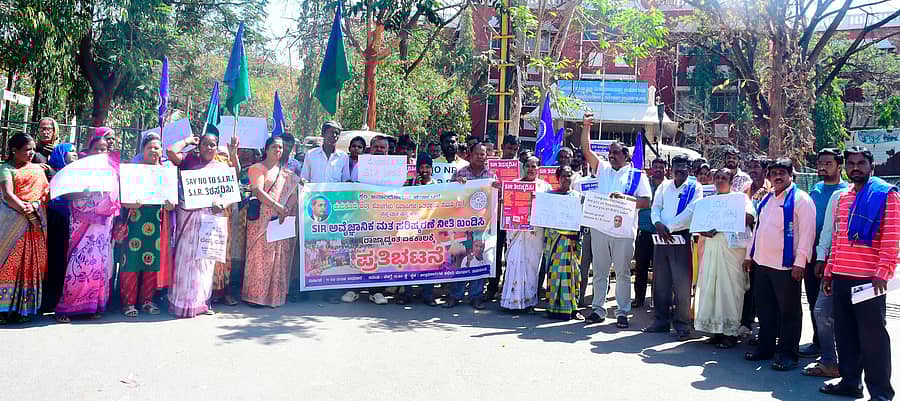 ತುಮಕೂರಿನಲ್ಲಿ ಬುಧವಾರ ಎಸ್‌ಐಆರ್ ವಿರೋಧಿಸಿ ಕೊಳೆಗೇರಿ ನಿವಾಸಿಗಳ ಹಿತರಕ್ಷಣಾ ಸಮಿತಿ ಕಾರ್ಯಕರ್ತರು ಪ್ರತಿಭಟನೆ ನಡೆಸಿದರು