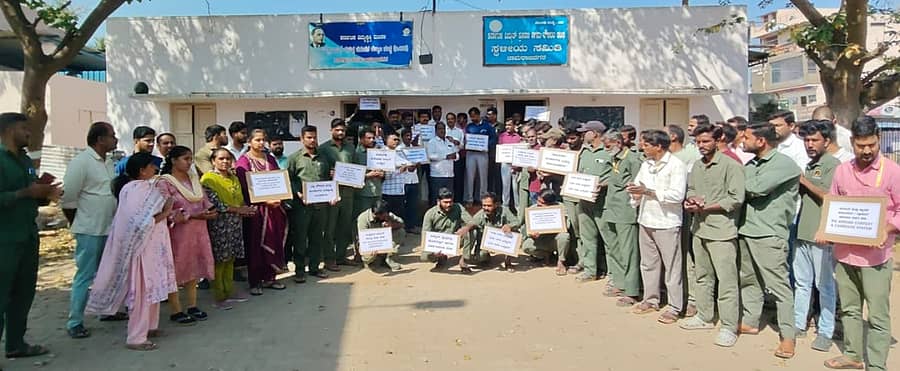 ವಿದ್ಯುತ್ ಕ್ಷೇತ್ರದ ಖಾಸಗೀಕರಣ ವಿರೋಧಿಸಿ ಕರ್ನಾಟಕ ವಿದ್ಯುತ್ ಪ್ರಸರಣ ನಿಗಮ ನೌಕರರ ಸಂಘದ ನೇತೃತ್ವದಲ್ಲಿ ‌ನೌಕರರು ಹಾಗೂ ಅಧಿಕಾರಿಗಳು ನಗರದ ಸೆಸ್ಕ್‌ ಕಚೇರಿಯ ಮುಂಭಾಗ ಗುರುವಾರ ಪ್ರತಿಭಟನೆ ನಡೆಸಿದರು