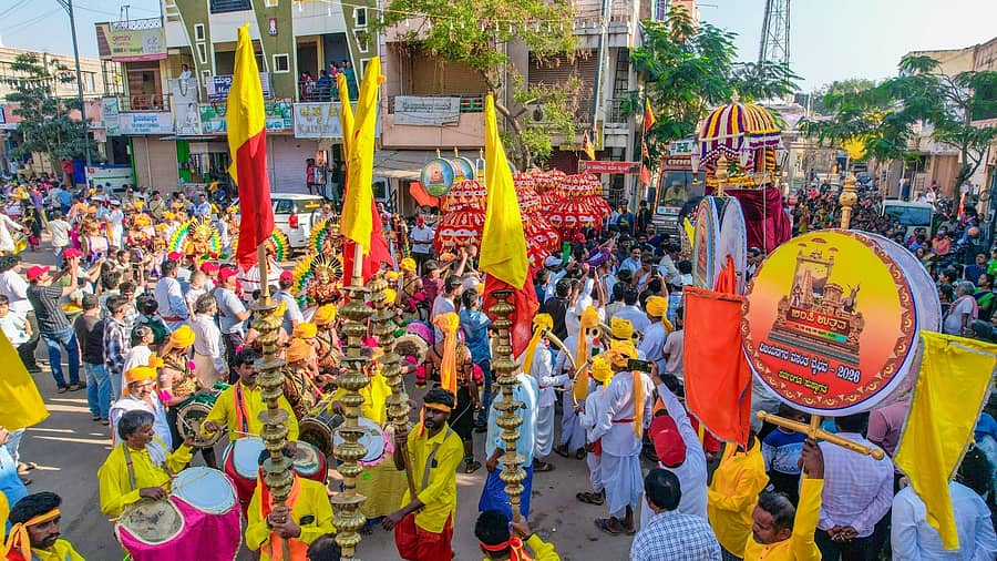 ಹೊಸಪೇಟೆಯಲ್ಲಿ ಗುರುವಾರ ಸಂಜೆ ‘ವಸಂತ ವೈಭವ’ ಜಾನಪದ ಜಾಥಾ ನಡೆಯಿತು –ಪ್ರಜಾವಾಣಿ ಚಿತ್ರ