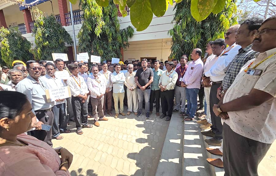 ಮಳವಳ್ಳಿ ಪಟ್ಟಣದ ಸೆಸ್ಕ್ ಕಚೇರಿ ಆವರಣದಲ್ಲಿ ಕರ್ನಾಟಕ ವಿದ್ಯುತ್ ಪ್ರಸರಣ ನೌಕರರ ಸಂಘದ ಪದಾಧಿಕಾರಿಗಳು ಹಾಗೂ ಸದಸ್ಯರು ಕೇಂದ್ರ ಸರ್ಕಾರ ಜಾರಿಗೆ ತರಲು ಮುಂದಾಗಿರುವ ವಿದ್ಯುತ್ ಖಾಸಗೀಕರಣ ವಿರೋಧಿಸಿ ಪ್ರತಿಭಟನೆ ನಡೆಸಿದರು 