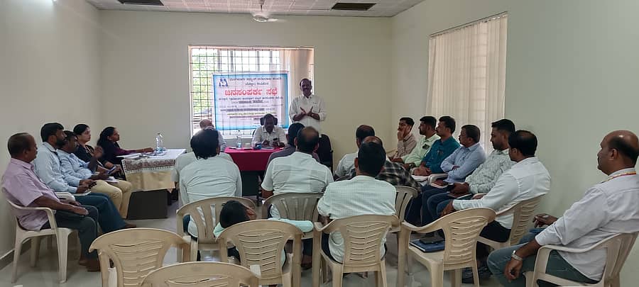 ಪುತ್ತೂರು ತಾಲ್ಲೂಕಿನ  ಕುಂಬ್ರ ಮೆಸ್ಕಾಂ ಗ್ರಾಮಾಂತರ ಉಪವಿಭಾಗ ಕಚೇರಿಯಲ್ಲಿ ಗುರುವಾರ ನಡೆದ ಮೆಸ್ಕಾಂ ಜನಸಂಪರ್ಕ ಸಭೆಯಲ್ಲಿ ಉಮಾನಾಥ ಶೆಟ್ಟಿ ಪೆರ್ನೆ ಮಾತನಾಡಿದರು