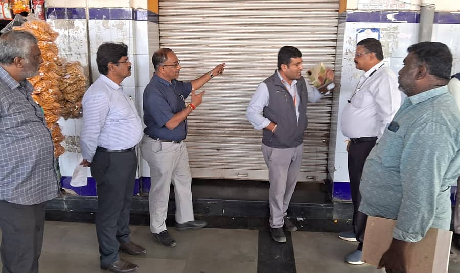 ಕೋಲಾರ ನಗರದ ಕೆಎಸ್‌ಆರ್‌ಟಿಸಿ ಬಸ್‌ ನಿಲ್ದಾಣದಲ್ಲಿನ ಉಡುಪಿ ಶ್ರೀಕೃಷ್ಣ ಬೃಂದಾವನ ಹೋಟೆಲ್‌ ಬಾಗಿಲು ಮುಚ್ಚಿಸಿದ ಅಧಿಕಾರಿಗಳು
