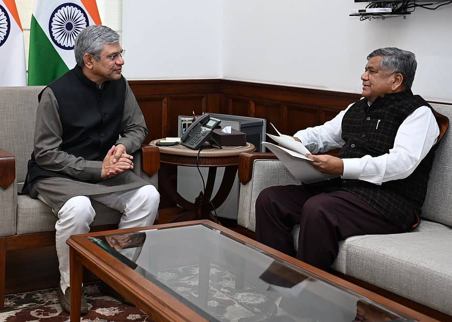 ನವದೆಹಲಿಯಲ್ಲಿ ಕೇಂದ್ರ ರೈಲ್ವೆ ಸಚಿವ ಅಶ್ವಿನಿ ವೈಷ್ಣವ್‌ ಅವರನ್ನು ಬೆಳಗಾವಿ ಸಂಸದ ಜಗದೀಶ ಶೆಟ್ಟರ್‌ ಬುಧವಾರ ಭೇಟಿ ಮಾಡಿದರು