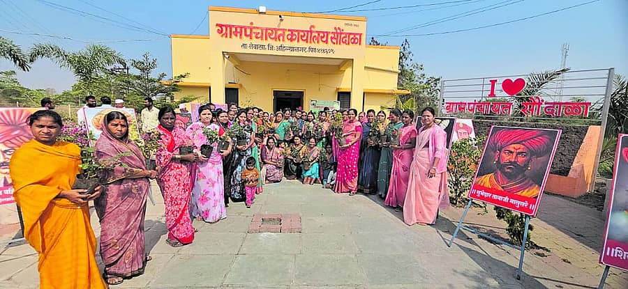 <div class="paragraphs"><p>ಮಹಾರಾಷ್ಟ್ರದ ಅಹಿಲ್ಯಾನಗರ ಜಿಲ್ಲೆಯ ಸೌಂದಾಳಾ ಗ್ರಾಮದ ಗ್ರಾಮ ಪಂಚಾಯಿತಿ ಕಚೇರಿ ಮುಂದೆ ಗ್ರಾಮಸ್ಥರು ನಿಂತಿರುವುದು</p></div>