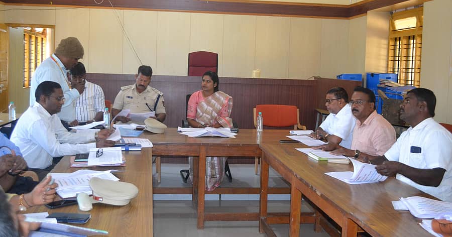 ಹುಣಸೂರು ನಗರದ ಉಪವಿಭಾಗಾಧಿಕಾರಿ ಕಚೇರಿಯಲ್ಲಿ ಉಪವಿಭಾಗಾಧಿಕಾರಿ ಕಾವ್ಯ ರಾಣಿ ಅಧ್ಯಕ್ಷತೆಯಲ್ಲಿ ಉಪವಿಭಾಗ ಮಟ್ಟದ ಎಸ್‌ಸಿ, ಎಸ್‌ಟಿ ದೌರ್ಜನ್ಯ ಜಾಗೃತಿ ಸಮಿತಿ ಸಭೆ ನಡೆಯಿತು