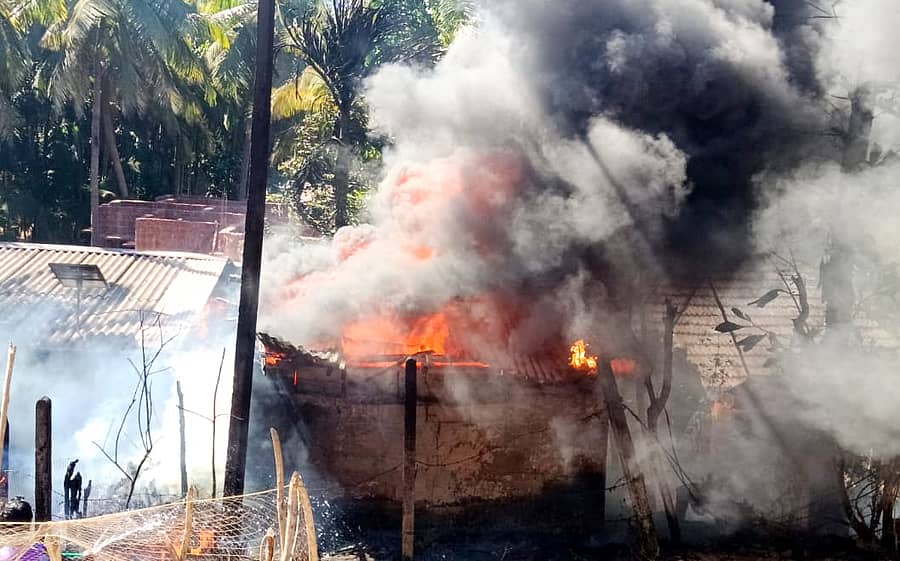 ಕುಮಟಾ ಪಟ್ಟಣ ಸಮೀಪದ ವನ್ನಳ್ಳಿ ಹನೀಫಾ ಲಂಗಾಡೋ ಎನ್ನುವವರ ಮನೆ ವಿದ್ಯುತ್ ಶಾರ್ಟ್ ಸರ್ಕಿಟ್‌ನಿಂದ ಬೆಂಕಿ ಹೊತ್ತಿ ಉರಿಯಿತು