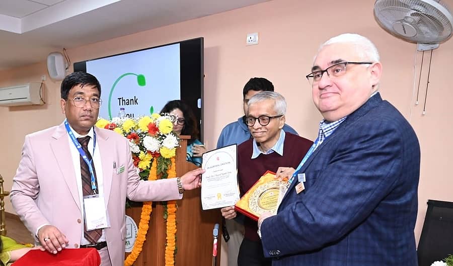 ನವದೆಹಲಿಯಲ್ಲಿ ನಡೆದ ಕಾರ್ಯಕ್ರಮದಲ್ಲಿ ವಿಜಯಪುರದ ಬಿ. ಎಲ್.ಡಿ.ಇ ಡೀಮ್ಡ್ ವಿಶ್ವವಿದ್ಯಾಲಯ ಶರೀರ ಕ್ರಿಯಾ ಶಾಸ್ತ್ರವಿಭಾಗದ ಡಿಸ್ಟಿಂಗ್ವಿಷ್ ಚೇರ್ ಪರ್ಸನ್ ಡಾ. ಕುಸಾಲ್‌ ದಾಸ್‌ ಅವರಿಗೆ ಡಾ.ಡಿ.ಕೆ. ಅಗರವಾಲ್‌ ಓರಿಯೇಶನ್ ಅವಾರ್ಡ್-2026 ನೀಡಿ ಗೌರವಿಸಲಾಯಿತು  