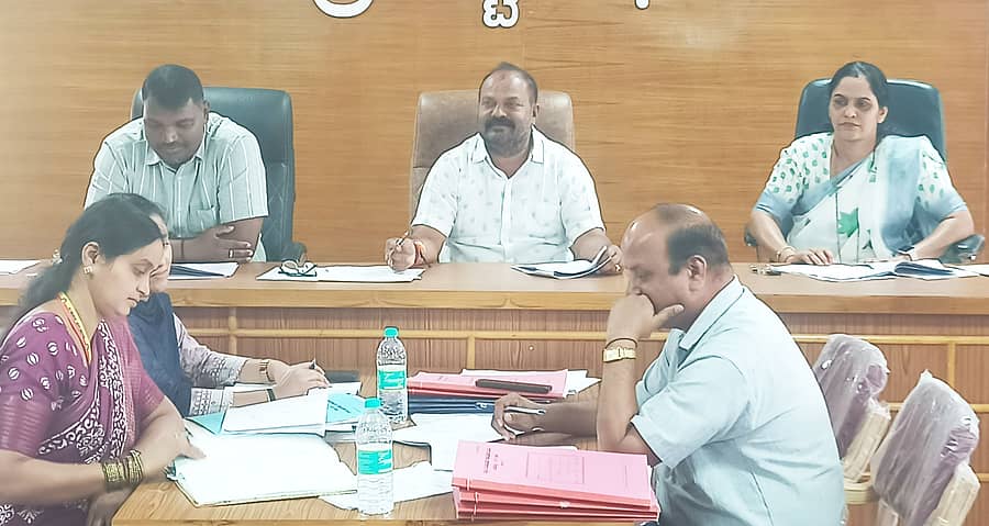 ತೀರ್ಥಹಳ್ಳಿ ಪಟ್ಟಣ ಪಂಚಾಯಿತಿ ಸಾಮಾನ್ಯ ಸಭೆ ರತ್ನಾಕರ ಎನ್‌ ಶೆಟ್ಟಿ ಆಧ್ಯಕ್ಷತೆಯಲ್ಲಿ ಗುರುವಾರ ನಡೆಯಿತು.