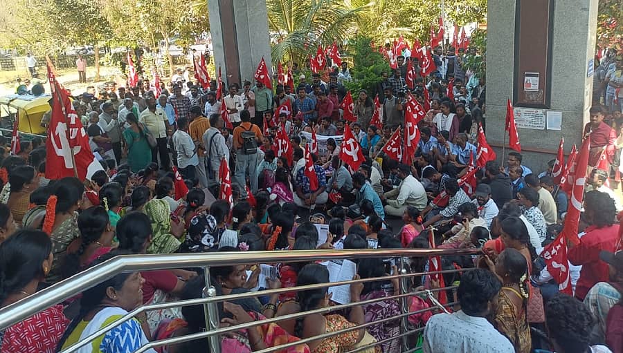 ಕೋಲಾರದಲ್ಲಿ ತಹಶೀಲ್ದಾರ್ ಕಚೇರಿ ಮುಂದೆ ಗುರುವಾರ ಕಾರ್ಮಿಕ ಸಂಘಗಳ ಜಂಟಿ ಸಮಿತಿ ಹಾಗೂ ಸಂಯುಕ್ತ ಹೋರಾಟ ಕರ್ನಾಟಕ ವತಿಯಿಂದ ಬೃಹತ್ ಪ್ರತಿಭಟನೆ ನಡೆಯಿತು