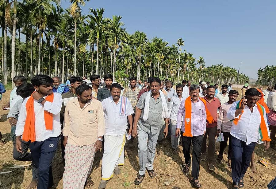 ಹೊನ್ನಾಳಿ ತಾಲ್ಲೂಕಿನ ತರಗನಹಳ್ಳಿಯಲ್ಲಿ ನಡೆಯಲಿರುವ ಕಾರ್ಯಕ್ರಮದ ಸ್ಥಳವನ್ನು ಎಂಪಿ.ರೇಣುಕಾಚಾರ್ಯ ಪರಿಶೀಲಿಸಿದರು