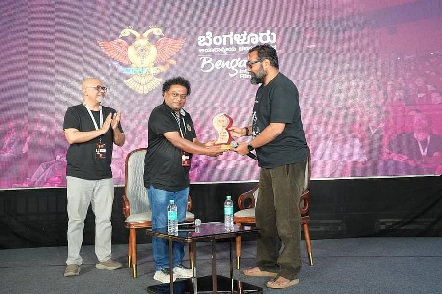 ಚಿತ್ರೋತ್ಸವದಲ್ಲಿ ಮಾಸ್ಟರ್‌ ಕ್ಲಾಸ್‌ ನಡೆಸಿಕೊಟ್ಟ ನಿರ್ದೇಶಕ, ನಟ ಅನುರಾಗ್‌ ಕಶ್ಯಪ್‌ ಅವರಿಗೆ ಸ್ಮರಣಿಕೆ ನೀಡುತ್ತಿರುವ ಕರ್ನಾಟಕ ಚಲನಚಿತ್ರ ಅಕಾಡೆಮಿ ಅಧ್ಯಕ್ಷ ಸಾಧು ಕೋಕಿಲ. ಸಿನಿಮಾ ವಿಮರ್ಶಕ ಭಾರಧ್ವಾಜ್‌ ರಂಗನ್‌ ಉಪಸ್ಥಿತರಿದ್ದರು. 