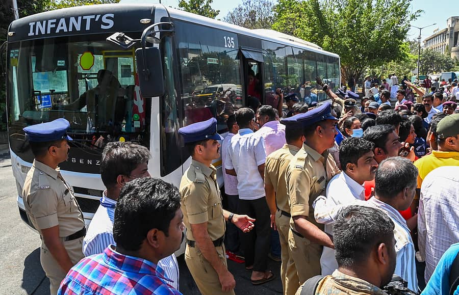 ಪ್ರತಿಭಟನಕಾರರನ್ನು ಕರೆದೊಯ್ಯಲು ಖಾಸಗಿ ಬಸ್‌ಗೆ ಹತ್ತಿಸಿದ ಪೊಲೀಸರು
ಪ್ರಜಾವಾಣಿ ಚಿತ್ರ: ಎಂ. ಎಸ್. ಮಂಜುನಾಥ್

