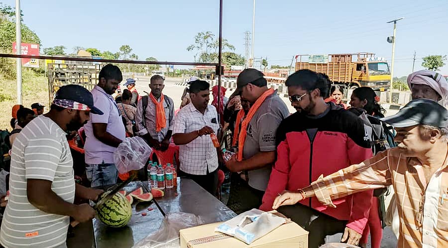 ಸಕಲೇಶಪುರದಲ್ಲಿ ರಾಘವೇಂದ್ರಸ್ವಾಮಿ ಸೇವಾ ಟ್ರಸ್ಟ್ ಸದಸ್ಯರು ಗುರುವಾರ ಬೆಳಿಗ್ಗೆ ಧರ್ಮಸ್ಥಳ ಪಾದಯಾತ್ರಿಗಳಿಗೆ ಹಣ್ಣ, ತಂಪು ಪಾನೀಯ ವಿತರಣೆ ಮಾಡಿದರು