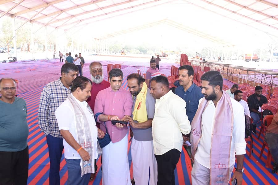 ಸಾಮೂಹಿಕ ಹನುಮಾನ್ ಚಾಲೀಸಾ ಪಾರಾಯಣಕ್ಕೆ ಮೈಸೂರಿನ ಮಹಾರಾಜ ಕಾಲೇಜು ಮೈದಾನದಲ್ಲಿ ನಡೆದಿರುವ ಸಿದ್ಧತೆಯನ್ನು ಕೆಪಿಸಿಸಿ ಸದಸ್ಯ ಎಚ್.ವಿ. ರಾಜೀವ್ ಹಾಗೂ ಆಯೋಜಕರು ಪರಿಶೀಲಿಸಿದರು